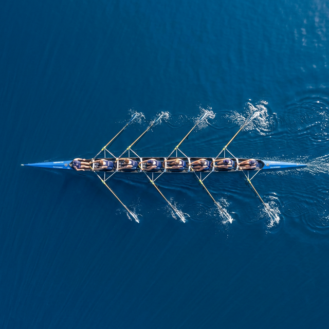 セイムボート（同じ船に乗る）の精神を示すローイングチーム